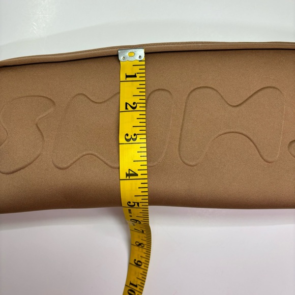 Skims Tan Nude Beige Neoprene Pouch - Like New - Rare - Picture 5 of 6